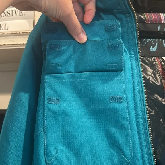 Obermeyer Ski/Snowboard Jacket with Detachable Hood - Picture 4 of 13